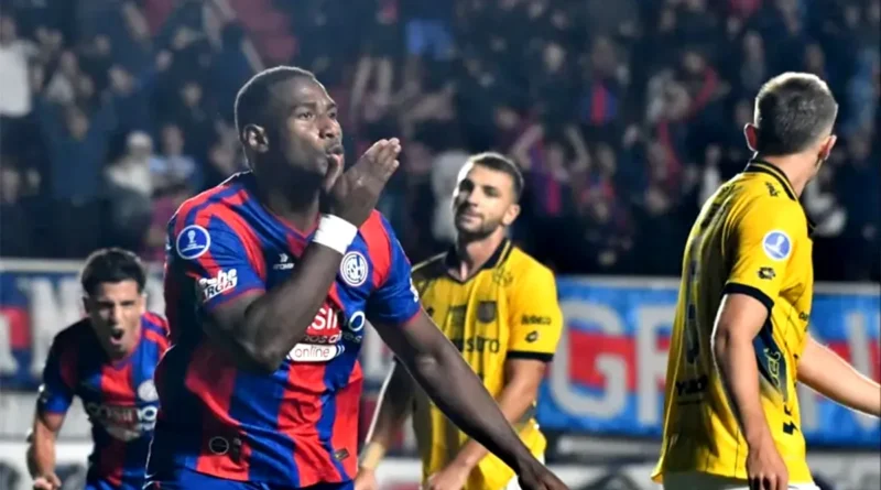 Jugadores de San Lorenzo celebran un gol ante Deportivo Cuenca en la Sudamericana 2026