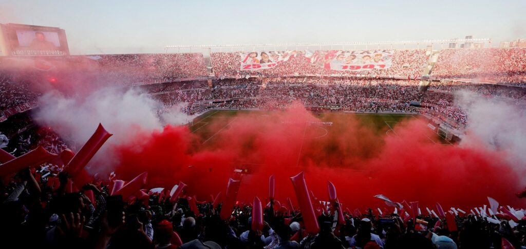Estadio Monumental colmado de público durante un Superclásico