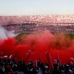 Estadio Monumental colmado de público durante un Superclásico