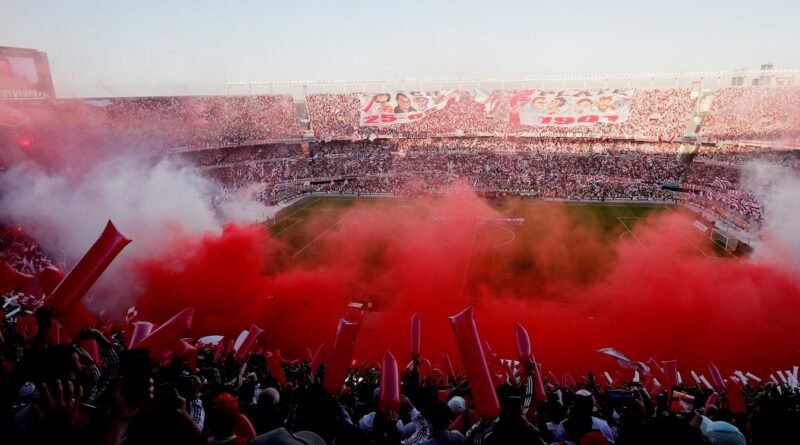 Estadio Monumental colmado de público durante un Superclásico