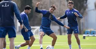Carlos Tevez dirigiendo un entrenamiento de Talleres