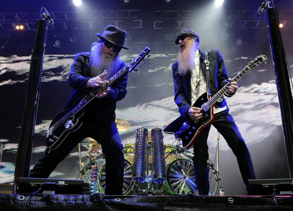 Banda de rock internacional en escenario durante recital masivo
