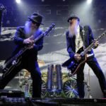 Banda de rock internacional en escenario durante recital masivo