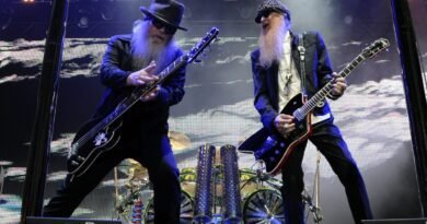 Banda de rock internacional en escenario durante recital masivo