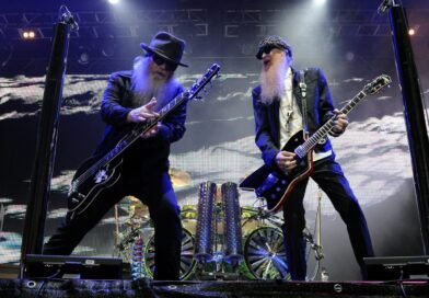 Banda de rock internacional en escenario durante recital masivo