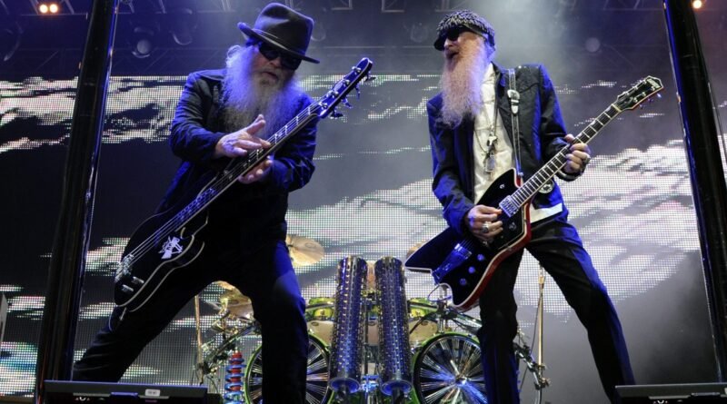 Banda de rock internacional en escenario durante recital masivo