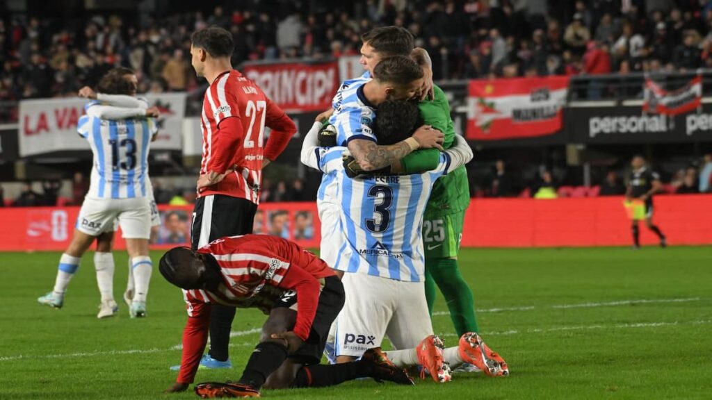Racing le ganó a Estudiantes sobre la hora y está en cuartos de final