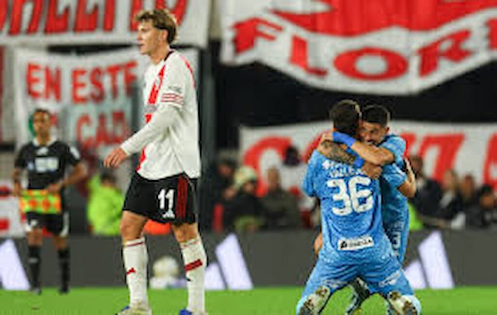 River cayó ante Atlético Tucumán en el Monumental y dejó dudas pese a la clasificación
