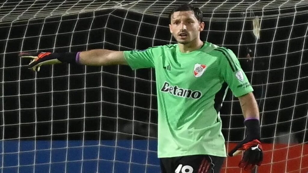 Matías Viña en el arco de River