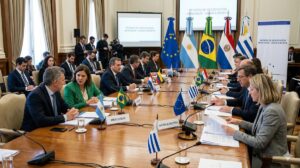 Entró en vigencia el acuerdo Mercosur–Unión Europea: qué cambia para Argentina Reunión entre representantes del Mercosur y la Unión Europea