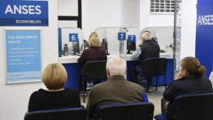 Beneficiarios consultando aumentos de ANSES en junio 2026