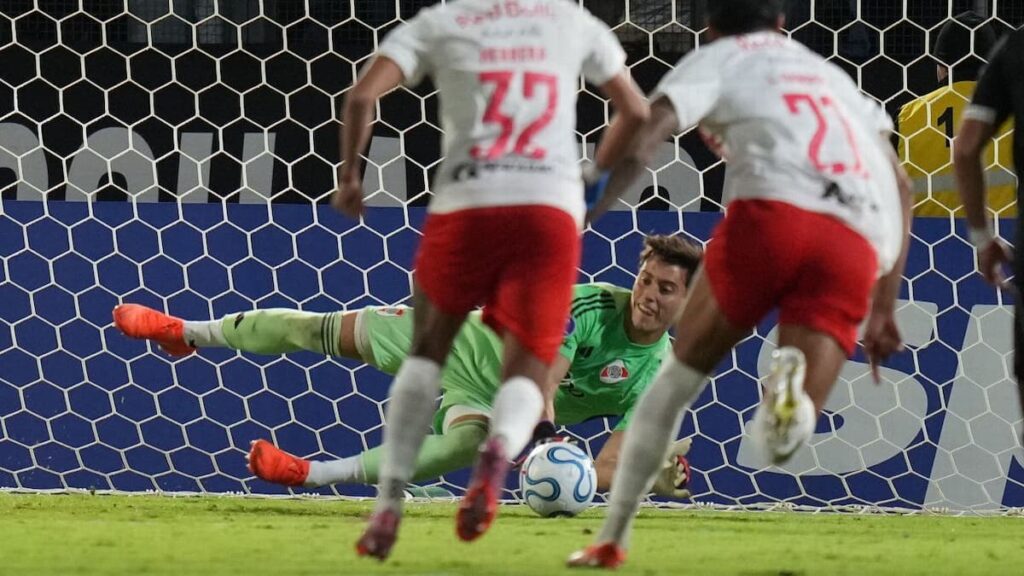 Arquero de River atajando penal en Sudamericana