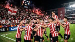 Con un gol validado por el VAR, Estudiantes eliminó al DIM y sigue vivo en la Copa Libertadores Estudiantes celebra la clasificación agónica ante Independiente Medellín