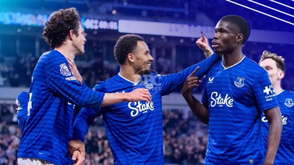 Manchester City empató 3-3 con Everton y dejó la Premier al rojo vivo
