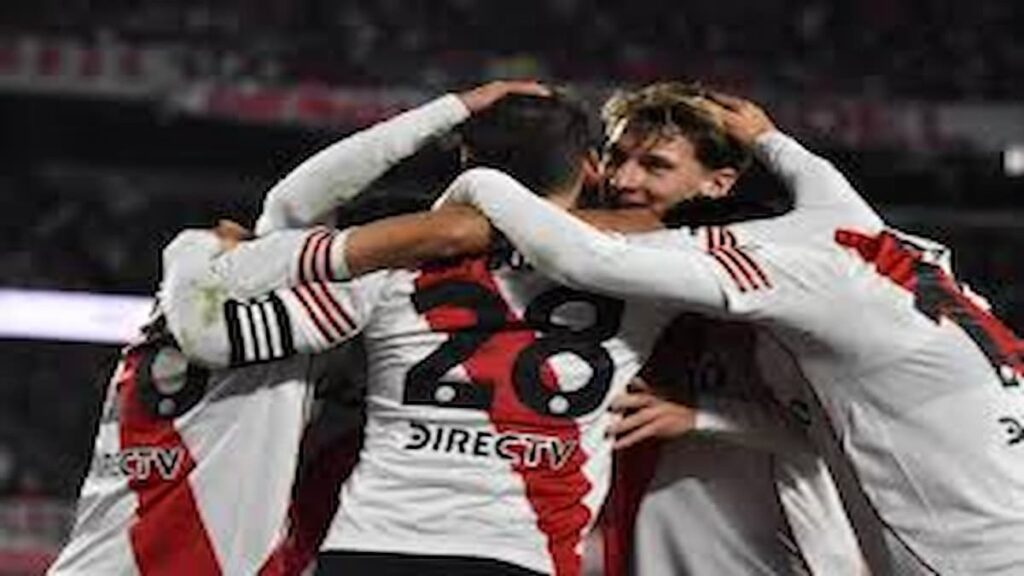 Jugadores de River Plate celebran la clasificación a semifinales del Apertura 2026