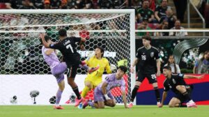 México sufrió, ganó con un blooper