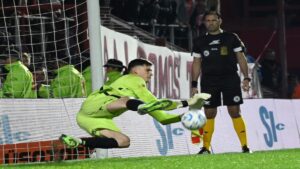 Orlando Gill ataja un penal frente a Alemania.