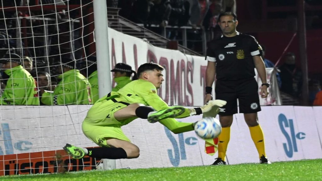 Orlando Gill ataja un penal frente a Alemania.