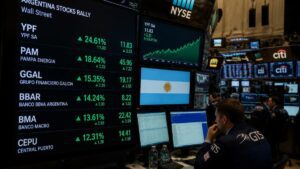 Pantallas bursátiles con subas de acciones argentinas