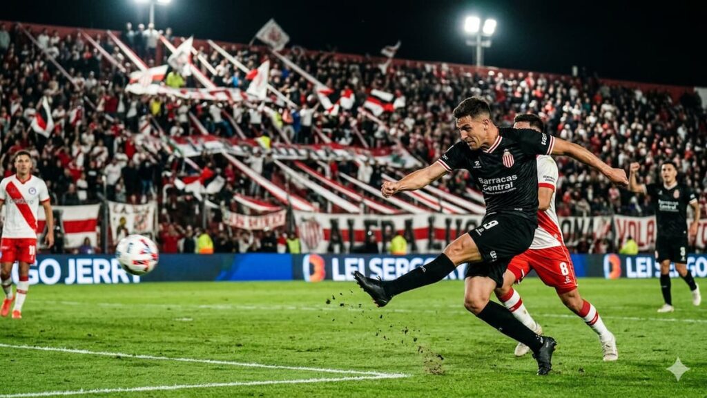 Damián Martínez marcó el gol de la victoria para Barracas Central