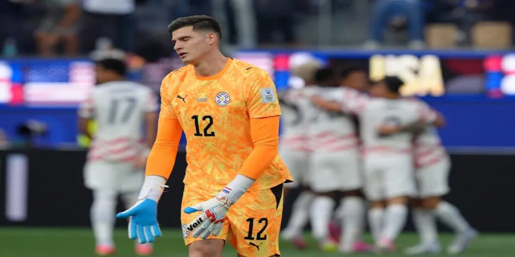 Nada pudo hacer el arquero de paraguay en el debut