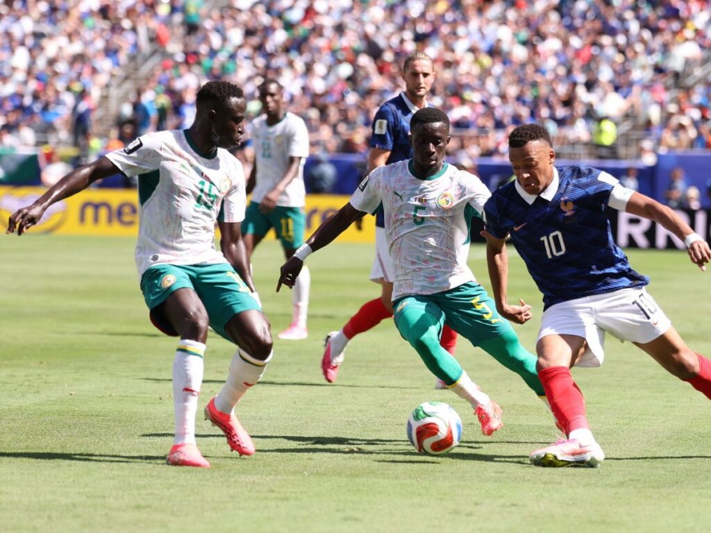 Mbappé desatasca a Francia