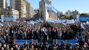 Milei encabezó el acto por el Día de la Bandera y reivindicó el legado de Belgrano Javier Milei durante el acto por el Día de la Bandera en Rosario