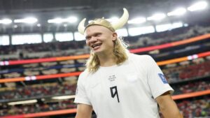 Noruega venció a Costa de Marfil y enfrentará a Brasil en los octavos del Mundial Erling Haaland celebra la clasificación.