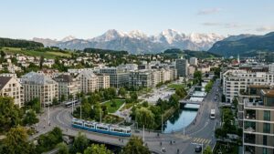 Suiza debate poner un límite a su población y evitar superar los 10 millones de habitantes Vista urbana de Suiza en medio del debate sobre crecimiento poblacional