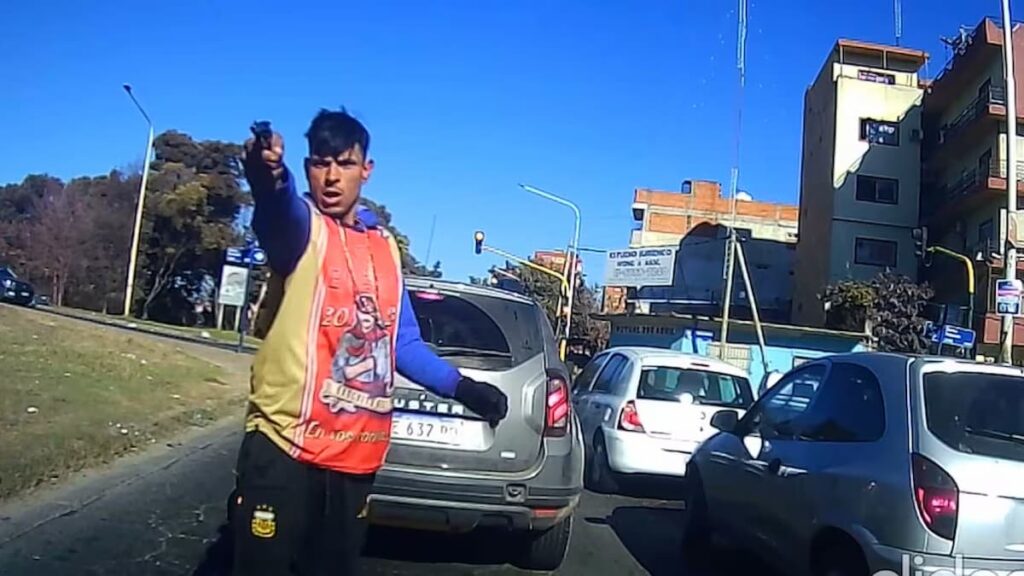 La Matanza: un delincuente encañonó a una conductora en plena calle y todo quedó grabado