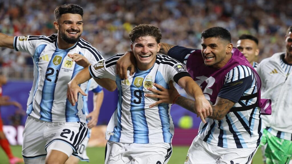 Julián Álvarez y Lautaro Martínez celebran la clasificación argentina.