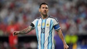 Argentina e Inglaterra vuelven a cruzarse en un Mundial con un lugar en la final en juego Lionel Messi, el eje sobre el que se articula la selección de Argentina.