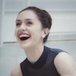 Marianela Núñez entra a la sala de ensayo Frederick Ashton del Royal Opera House de Londres con una camiseta rosa de Lionel Messi