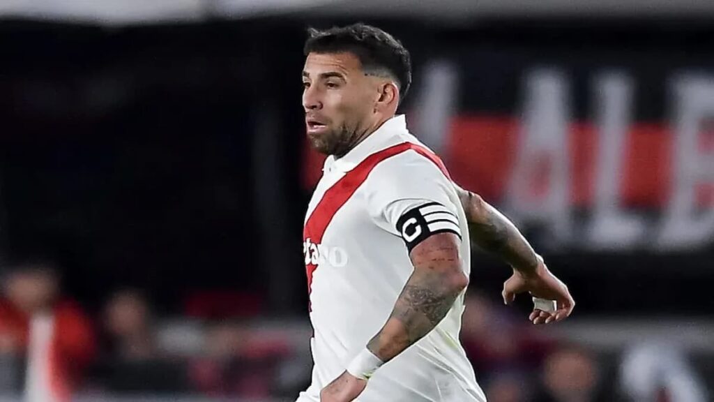 Defensor capitán organiza la defensa durante un partido.