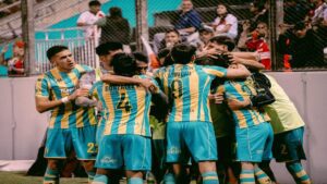 Batacazo en la Copa Argentina: Aldosivi eliminó a River con un contundente 3-1 Jugadores de Aldosivi celebran la victoria sobre River.