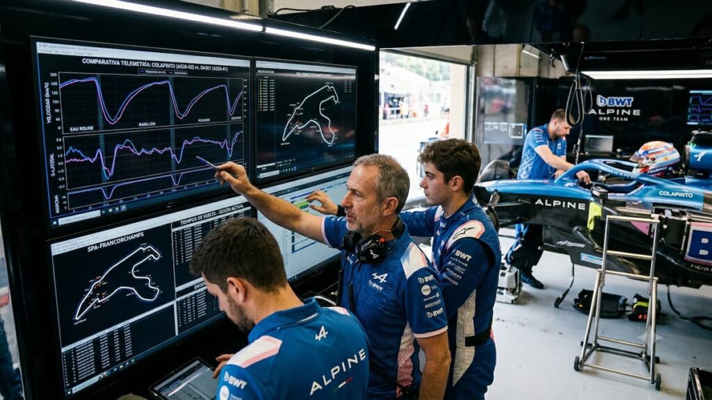 Ingenieros de Alpine revisan el rendimiento del auto de Colapinto.