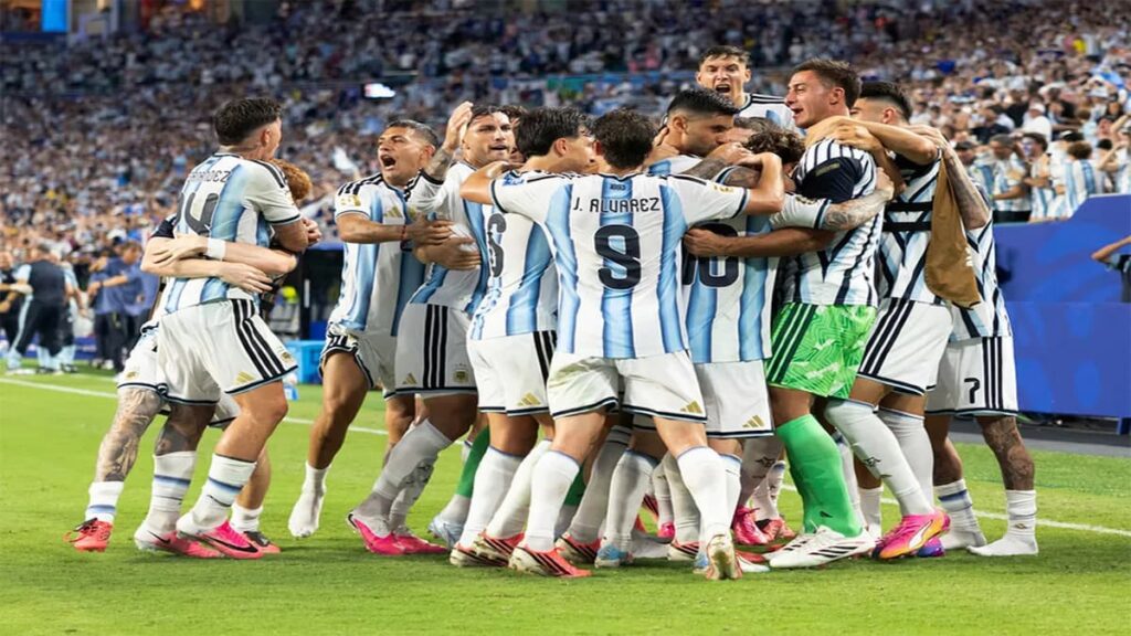 Los jugadores de Argentina celebran la clasificación.