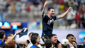 Argentina derrotó a Inglaterra y jugará la final del Mundial 2026 ante España La Selección argentina celebra el pase a la final del Mundial.