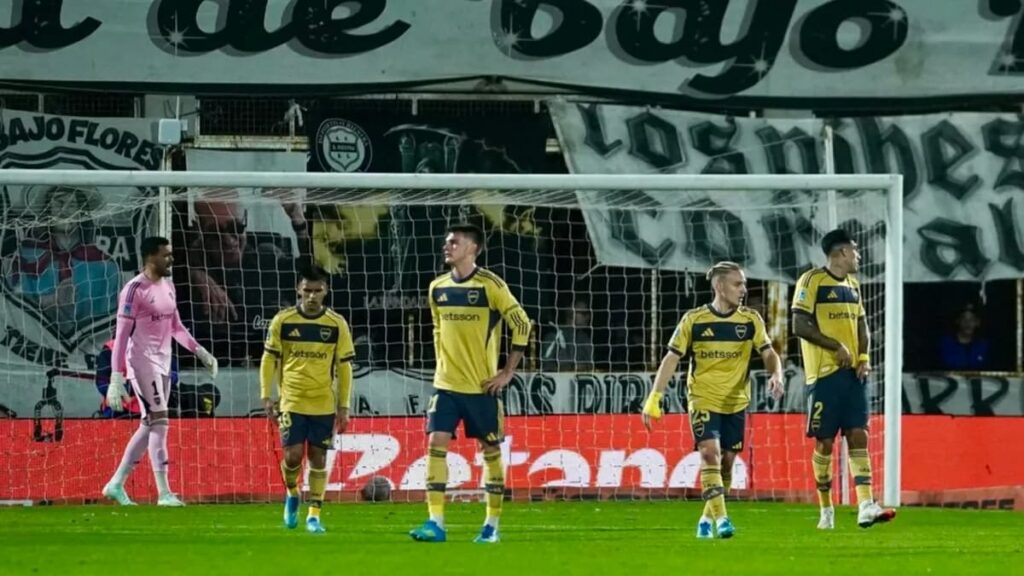 Entrenador observa el partido desde el banco de suplentes.