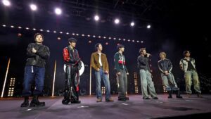 BTS interpretó por primera vez "Louder Than Bombs" en vivo y emocionó a miles de seguidores BTS durante un concierto en Alemania.