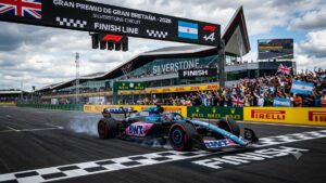 Franco Colapinto cruza la meta en Silverstone.