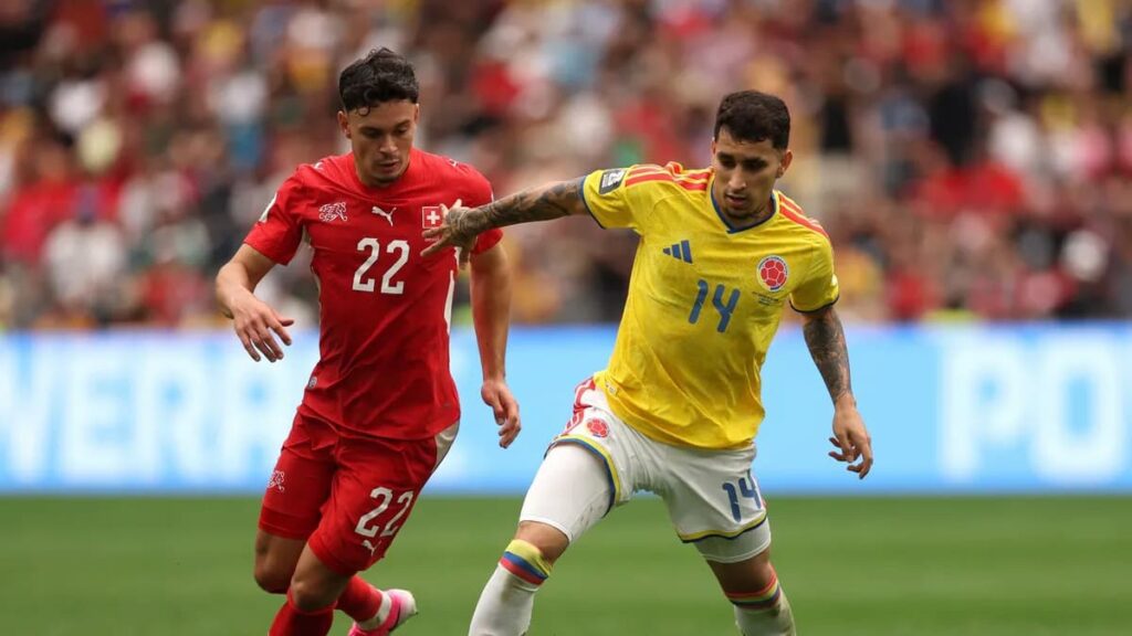 Colombia y Suiza disputan el balón durante los octavos de final.