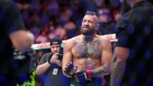 Conor McGregor tras sufrir una lesión en su regreso.