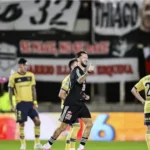 Delantero define tras un contraataque durante un partido.
