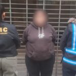 Operativo policial durante la detención de una sospechosa.