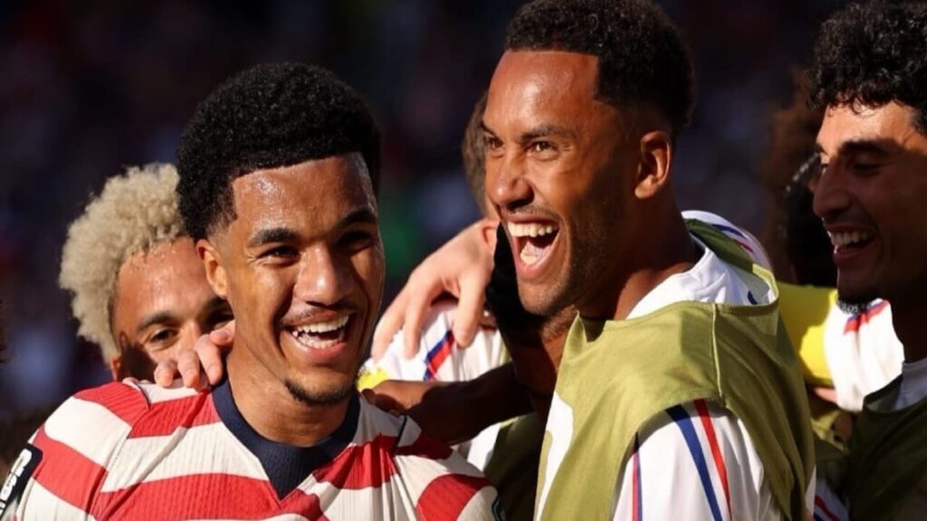 Los jugadores de Estados Unidos celebran la clasificación.
