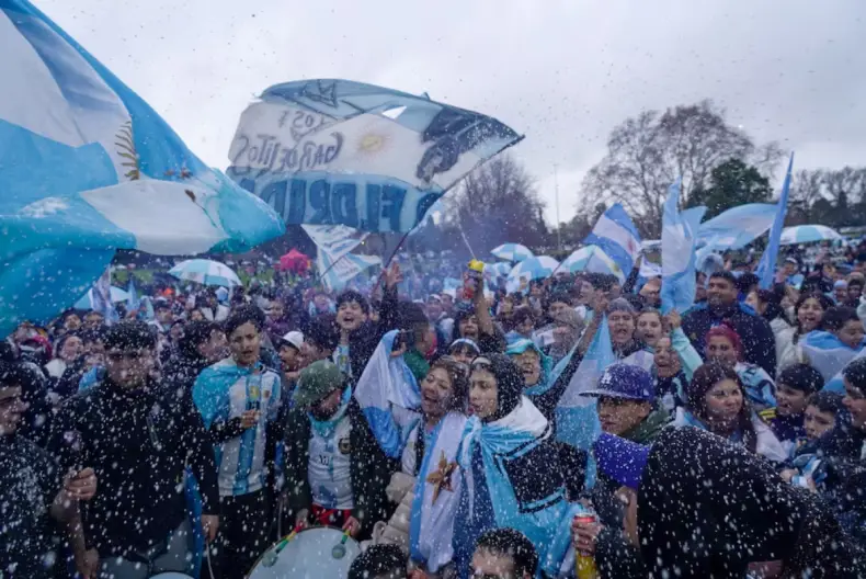 Los hinchas recibieron a la Selección Argentina en Ezeiza.