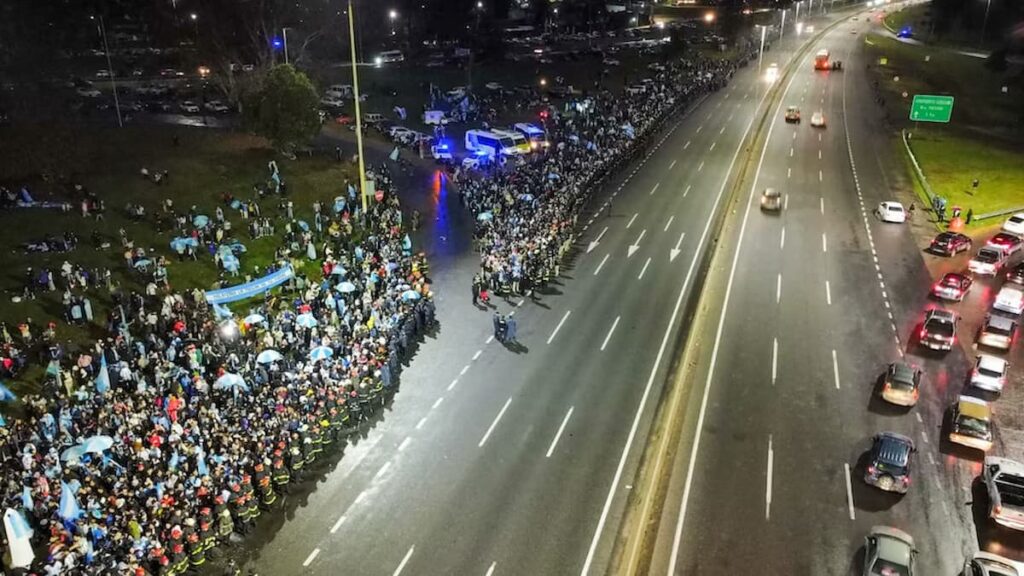 Los hinchas recibieron a la Selección Argentina en Ezeiza.