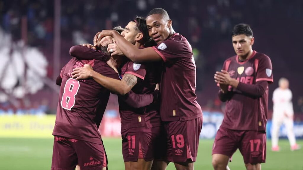 Jugadores de Lanús celebran un gol en la Copa Sudamericana.