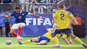 Francia goleó a Suecia con un doblete de Mbappé y avanzó a los octavos del Mundial Kylian Mbappé firmó un doblete